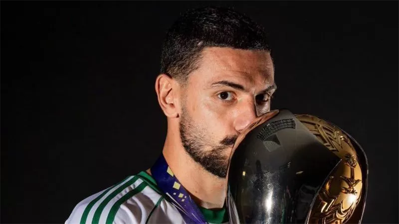 جدد رسميًا.. تفاصيل عقد ديميرال الجديد مع الأهلي السعودي
