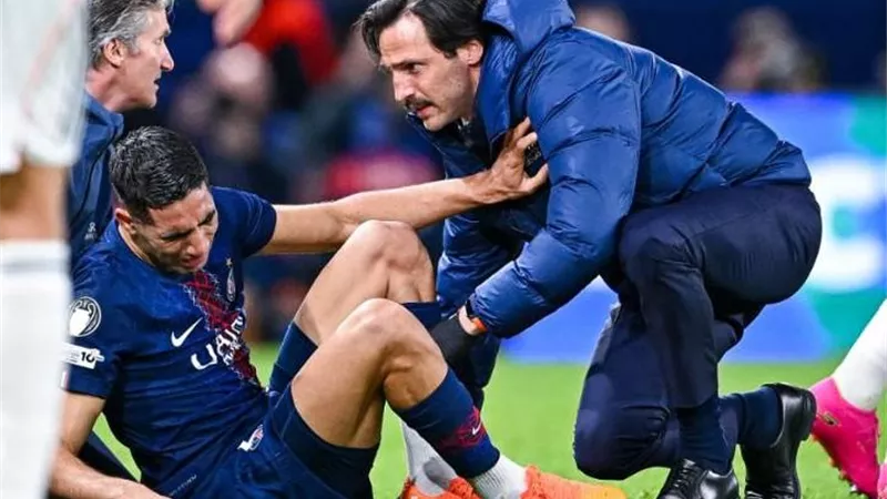 حكيمي يعود إلى المغرب لاستكمال التأهيل قبل أمم إفريقيا.. والجماهير تترقب جاهزيته