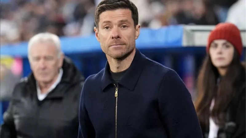 ألونسو يعلق على عناق فينيسيوس ويؤكد: يجب تغيير مسار ريال مدريد