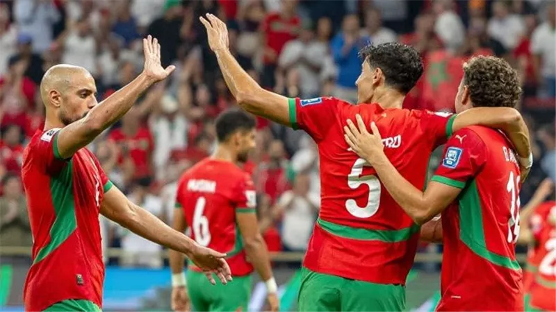 رقم ضخم.. الكشف عن عدد اللاعبين المغاربة في دوريات أوروبا الكبرى 