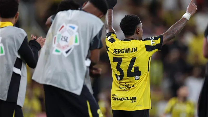 الاتحاد يتجاوز عقبة الشباب بهدفين في الدوري السعودي