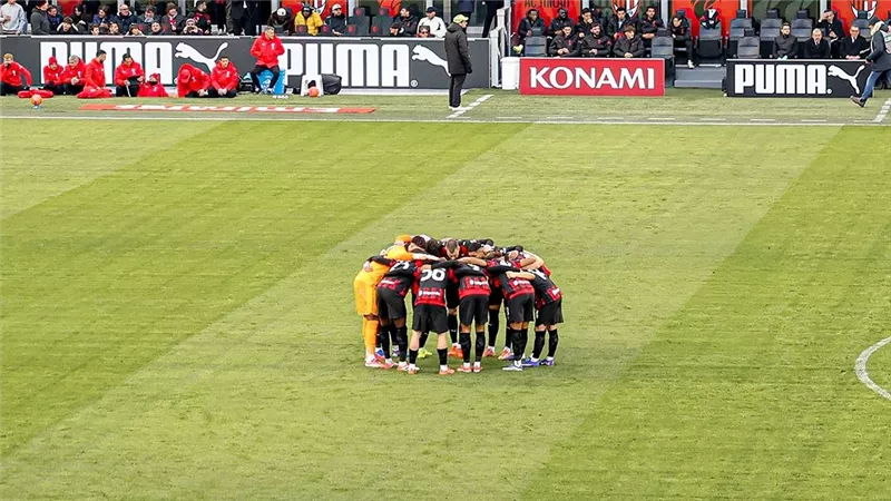 ميلان يفوز على فيرونا بثلاثية ويتصدر بالدوري الإيطاالي (فيديو)