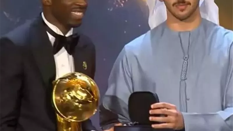 عثمان ديمبلي يتوج بجائزة أفضل لاعب في العالم في حفل جلوب سوكر 2025 