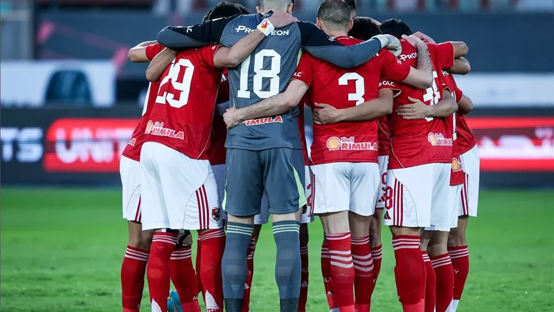 مدافع قوي من الدوري المصري.. شوبير يطالب الأهلي بسرعة التحرك