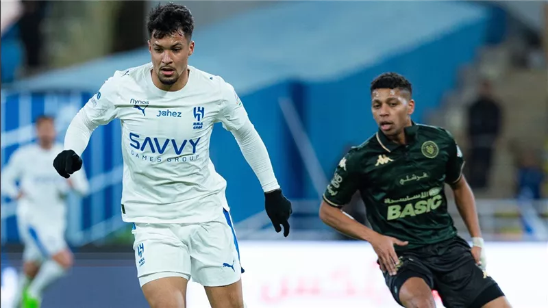 الهلال يضرب الخلود بثلاثية ويواصل ملاحقة النصر على صدارة الدوري السعودي