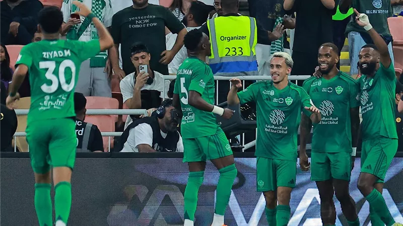 بعد مباراة مجنونة.. الأهلي يضرب النصر ويذيقه أول هزيمة في الدوري السعودي