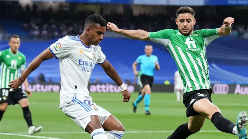 مهرجان أهداف.. ريال مدريد يفوز على بيتيس بخماسية في الدوري