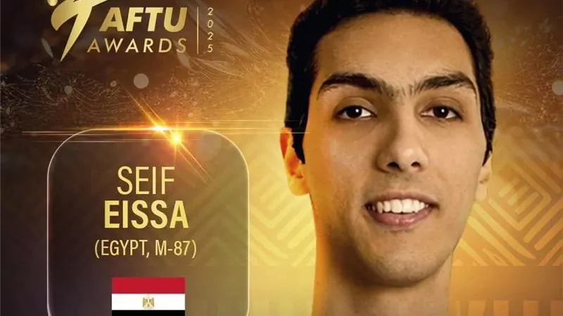 اشرف صبحى يهنئ سيف عيسى بعد فوزه بجائزة أفضل لاعب في أفريقيا 