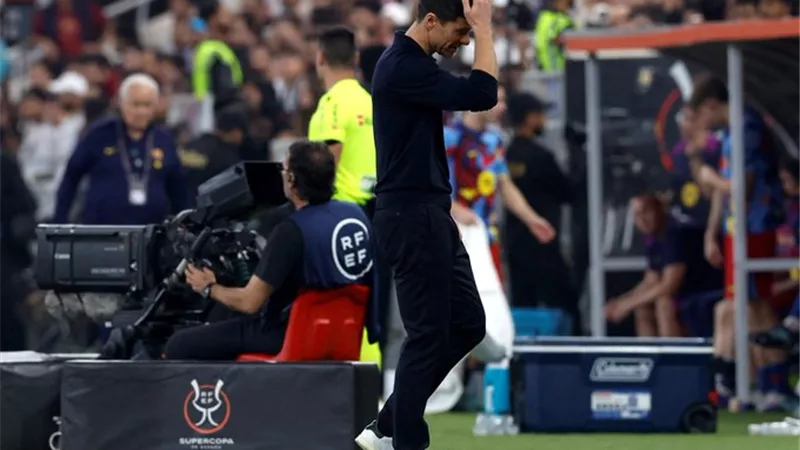 ريال مدريد يحسم مصير تشابي ألونسو بعد خسارة السوبر الإسباني أمام برشلونة