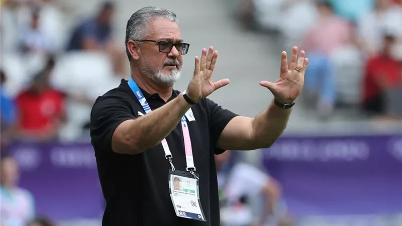وكيل ميكالي يكشف لأوفسايد حقيقة اقترابه من تدريب الزمالك