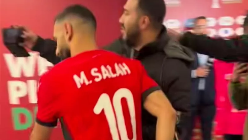 حرس صلاح يمنعون مشجع من التقاط صورة عقب خسارة مصر أمام السنغال