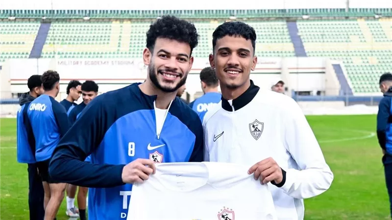 الزمالك يرد الجميل للمشجع الوحيد في مباراة المصري ويهديه قميص النادي (صور)