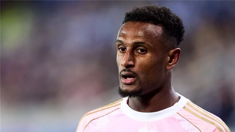 تقارير: هيثم حسن يشعل صراع الأندية الأوروبية بعد تألقه مع منتخب مصر