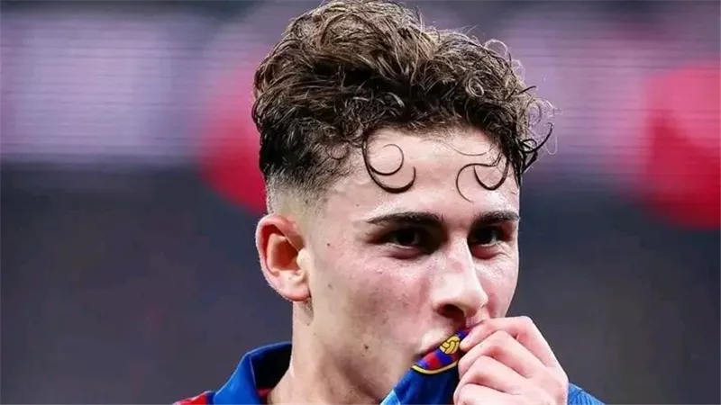 تقارير: برشلونة يقترب من تجديد عقد فيرمين لوبيز خلال أيام