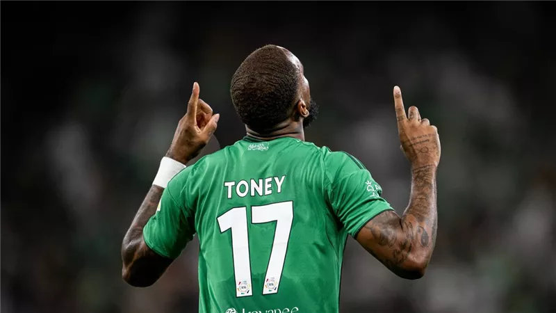 قبل الكلاسيكو السعودي.. الأهلي يزحف نحو عرش الهلال بهاتريك إيفان توني