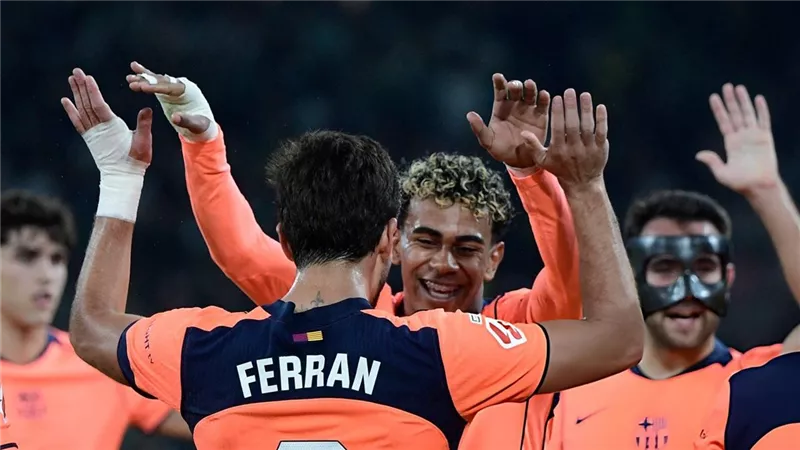 برشلونة يفوز على إلتشي بثلاثية ويحافظ على صدارة الدوري الإسباني.. فيديو