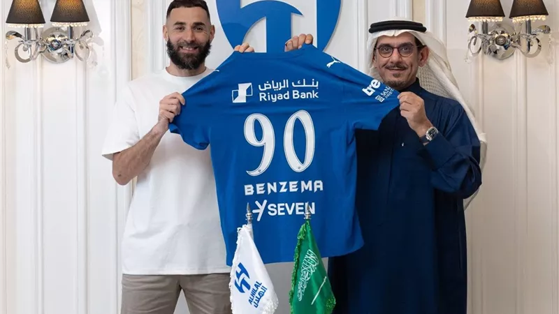 الهلال يكشف رسميًا عن قميص كريم بنزيما الجديد ورقمه مع الفريق