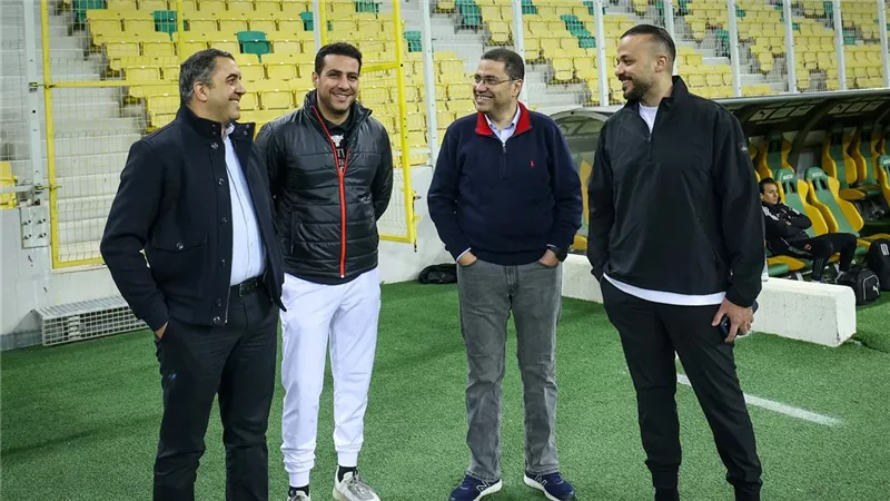 السفير المصري بالجزائر يؤازر الأهلي في المران الأخير قبل موقعة دوري الأبطال