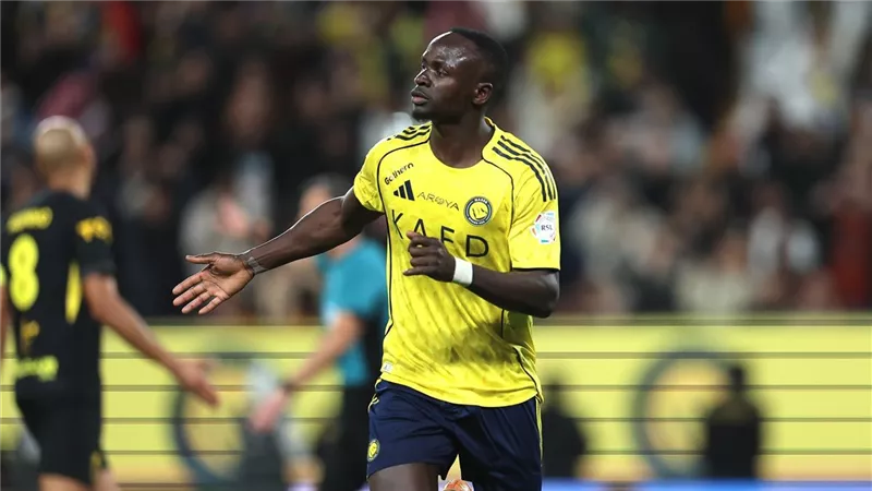 إصابة ماني تثير القلق قبل مباراة النصر ضد الخليج في الدوري السعودي