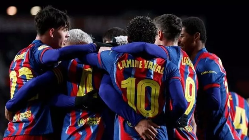 سوء الحظ يطارد لاعب برشلونة.. 3 أشهر غياب وإصابة تُنهي الموسم