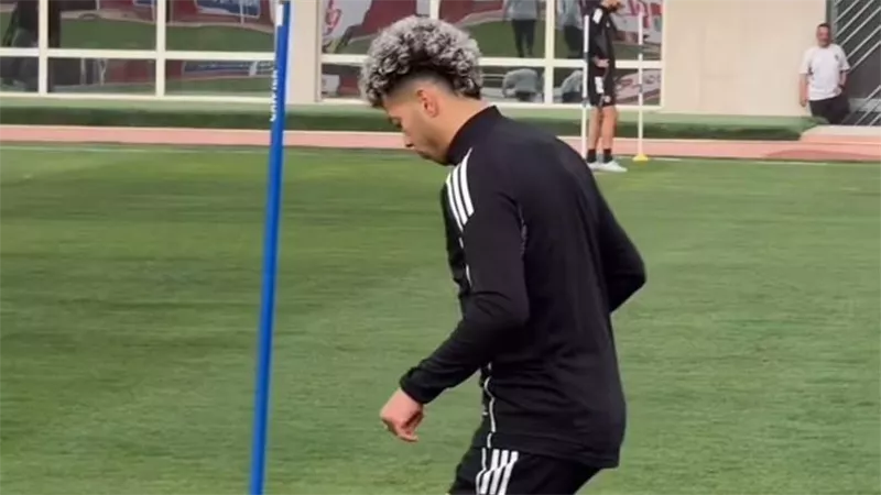 بعد انتهاء الإيقاف.. إمام عاشور يعود لتدريبات الأهلي قبل مواجهة الجيش الملكي (صورة)