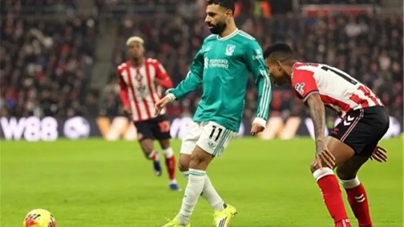 مدافع مانشستر سيتي السابق يختار الأفضل بين محمد صلاح و لويس سواريز