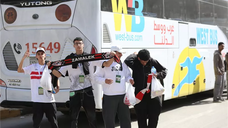20 حافلة تنقل جماهير الزمالك إلى ستاد هيئة قناة السويس (صور)