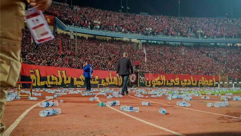 قرار عاجل من الكاف بشأن أحداث مباراة الأهلي والجيش الملكي 