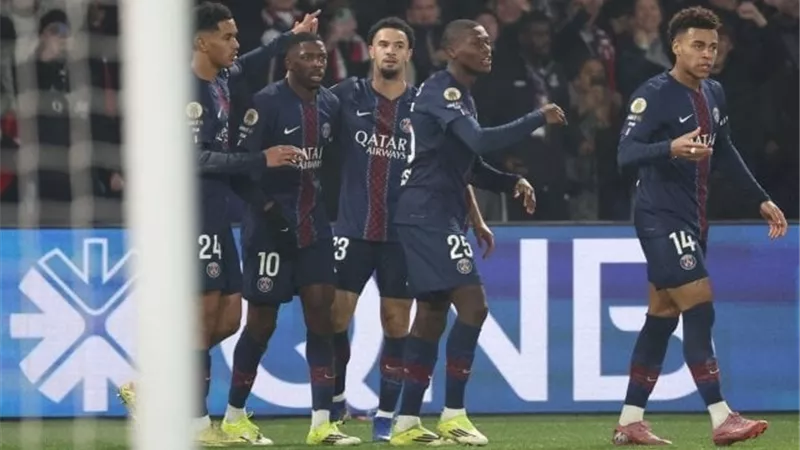 بثلاثية.. باريس سان جيرمان يفوز على إنجيه في الدوري الفرنسي