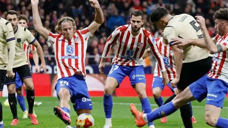 لجنة الحكام الإسبانية توضح سبب إلغاء هدف مدافع برشلونة أمام أتلتيكو مدريد