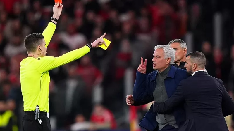 مورينيو يهاجم حكم مباراة ريال مدريد وبنفيكا ويكشف حديثه مع فينيسيوس