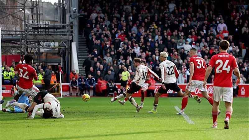 صلاح يغادر بديلا وليفربول يفوز على نوتينجهام فورست في الدوري الإنجليزي الممتاز