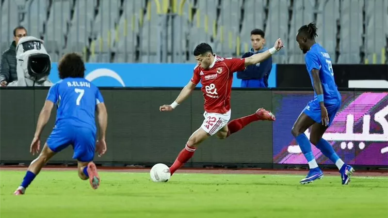 الأهلي ينتزع فوزا ثمينا من سموحة ويعتلي صدارة الدوري الممتاز