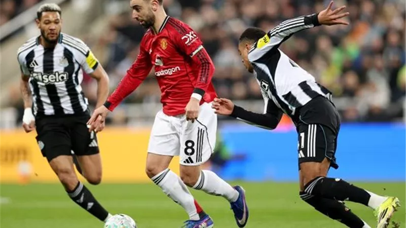 بـ10 لاعبين.. نيوكاسل يوقف قطار مانشستر يونايتد في الدوري الإنجليزي