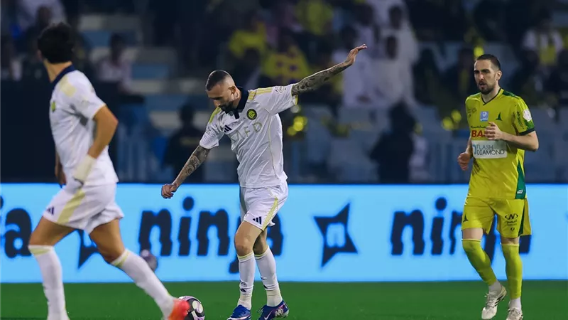 النصر يقسو على الخليج بخماسية ويسيطر على صدارة الدوري السعودي.. فيديو
