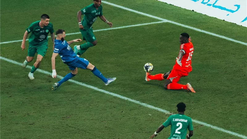 الهلال يحسم الكلاسيكو أمام أهلي جدة ويتأهل لنهائي كأس خادم الحرمين الشريفين