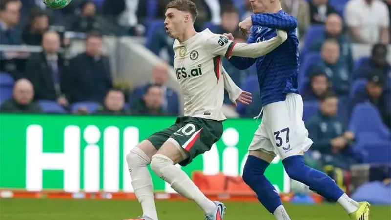 إيفرتون يسحق تشيلسي بثلاثية في الدوري الإنجليزي