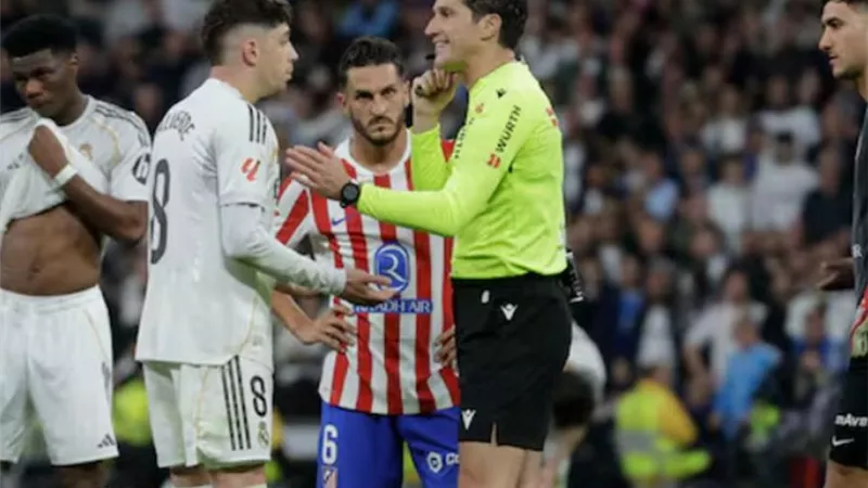 قناة ريال مدريد تفتح النار على حكم الديربي بعد طرد فالفيردي.. “فضيحة وقرار غير مستحق”
