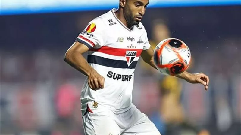 الأهلي يفتح خط مفاوضات مع نجم ساو باولو لتدعيم الهجوم في الصيف