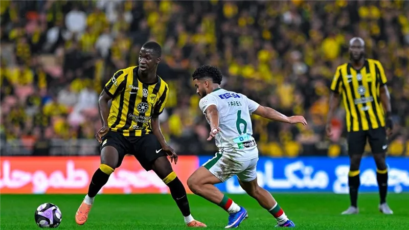 رغم النقص العددي.. الاتحاد يفوز على الحزم في موقعة الدوري السعودي (فيديو)