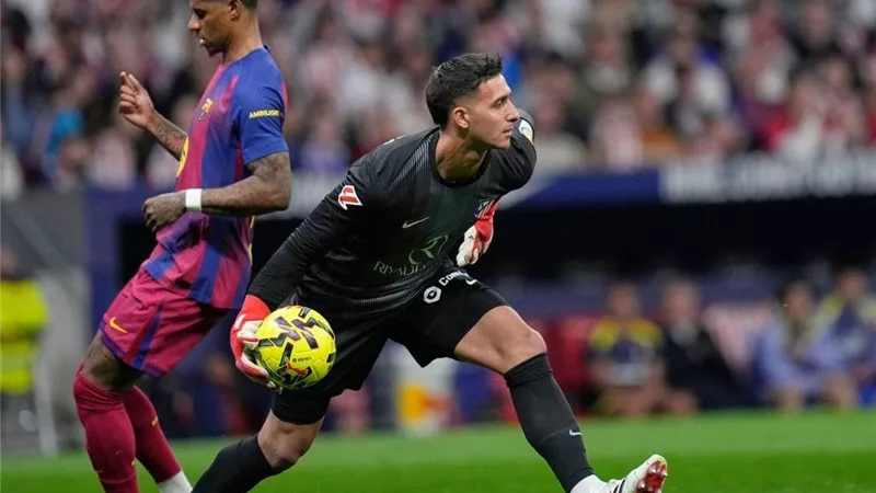 حارس أتلتيكو مدريد يهاجم برشلونة بعد الخسارة: فزتم بالحظ