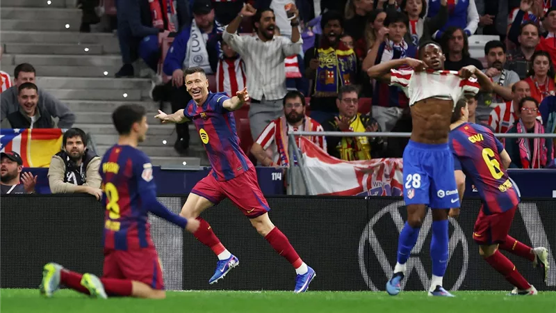 فليك يرفض الحديث عن حسم الدوري بعد فوز برشلونة على أتلتيكو مدريد