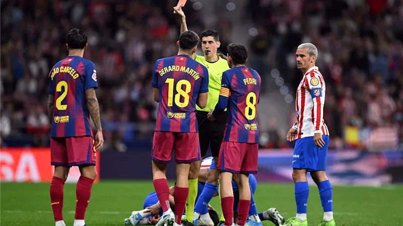 الاتحاد الإسباني يكشف كواليس إلغاء طرد لاعب برشلونة أمام أتلتيكو مدريد
