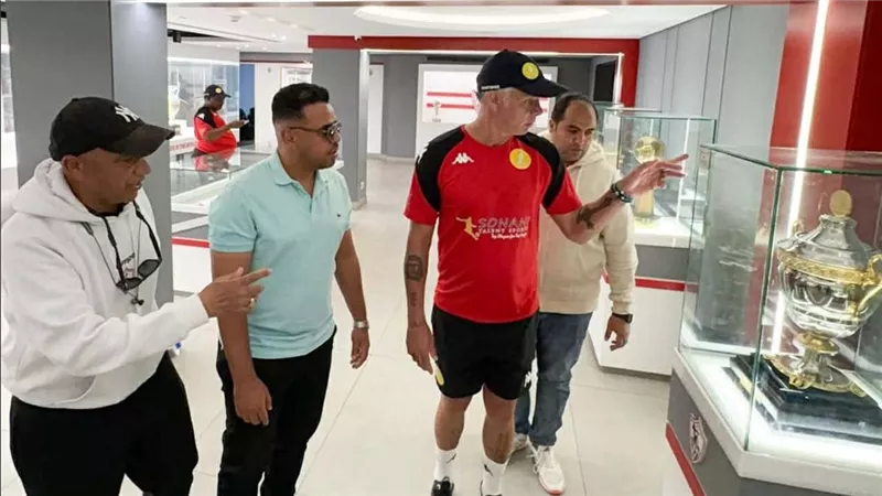 حازم إمام يستقبل مارك فيش لاعب جنوب أفريقيا السابق في مقر الزمالك 