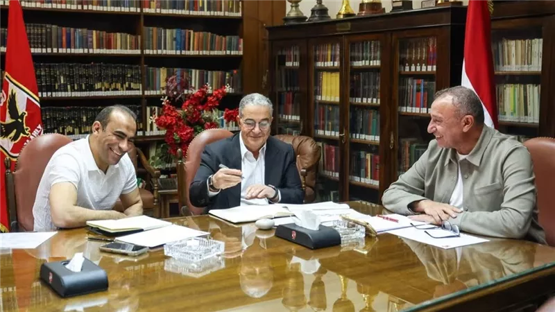 الكشف عن كواليس اجتماع الخطيب مع منصور وسيد عبد الحفيظ داخل الأهلي