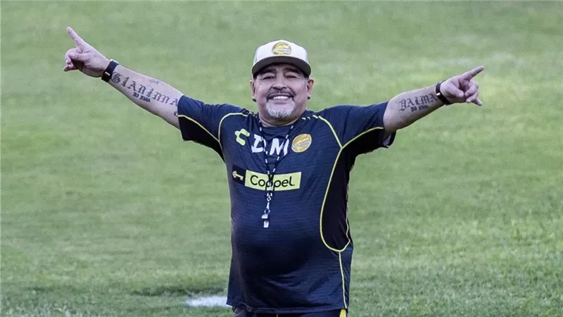 أول طبيب وصل إلى منزل مارادونا يروي تفاصيل اللحظات الأولى بعد وفاته