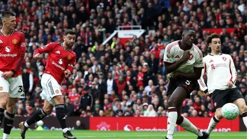 مانشستر يونايتد يحسم القمة أمام ليفربول بثلاثية في الدوري الإنجليزي