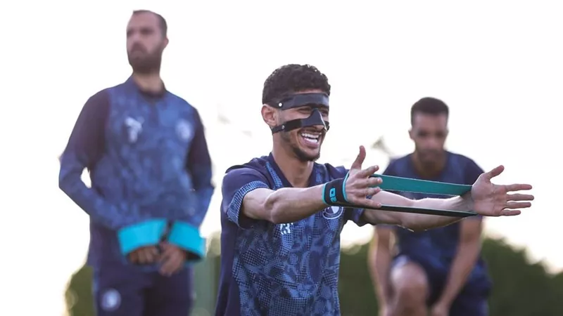 بعد كسر الأنف.. قطة يظهر في مران بيراميدز استعدادًا لسيراميكا