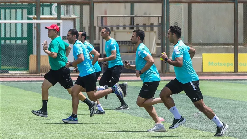 أوسكار رويز يعقد اجتماعا فنيا مع 11 حكما ويقود تدريبات عملية لتطوير الأداء