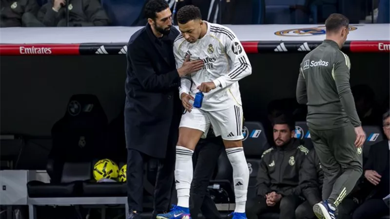 الأمور تشتعل داخل ريال مدريد.. حرب كلامية بين مبابي وأربيلوا